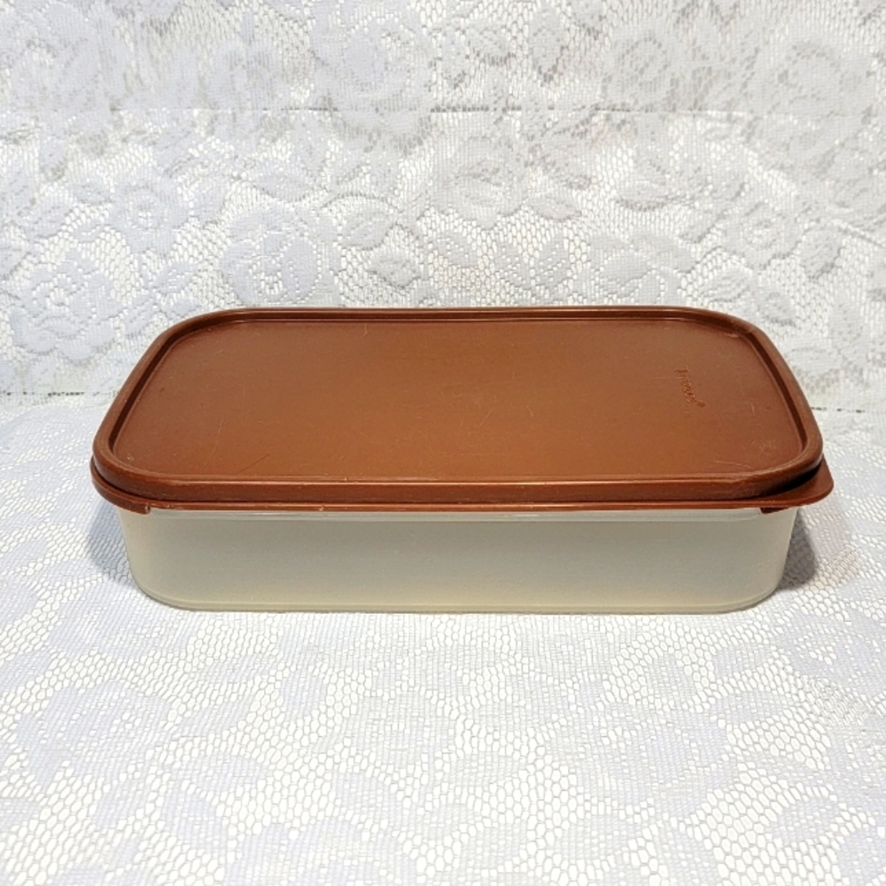Vtg Tupperware 1608-1 Rectangle Storage Container Brown Lid 8.5 Cups/2 Liters